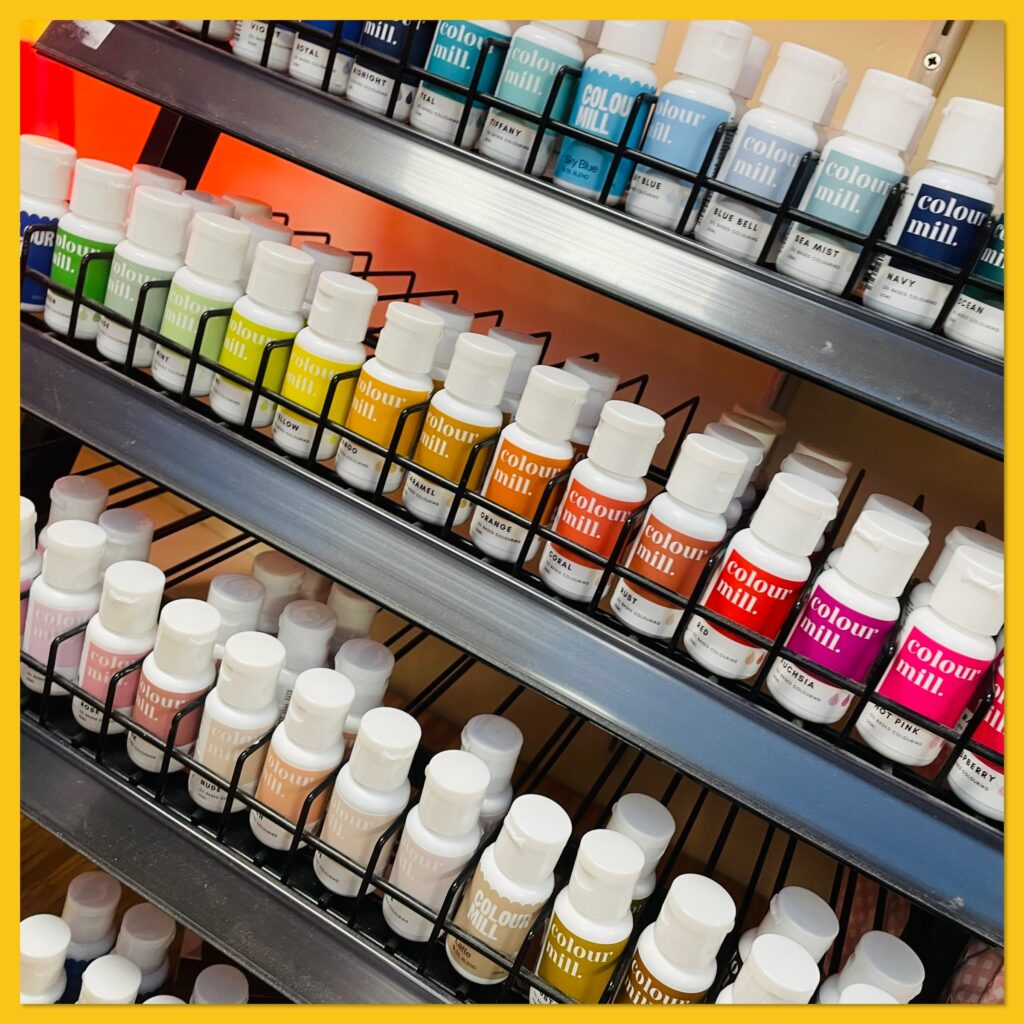 Flesjes Colourmill-kleurstoffen op een winkelrek