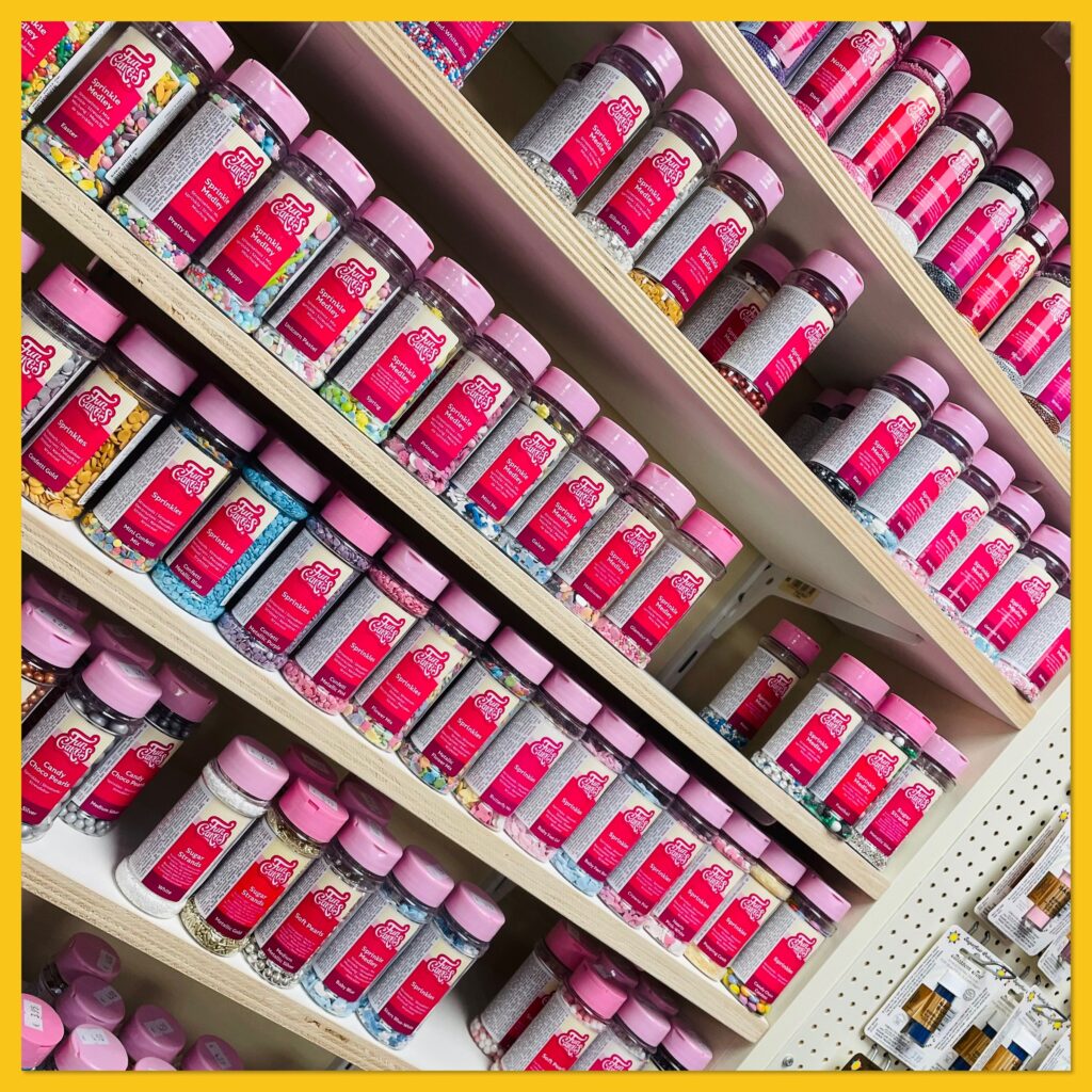Winkelrek met potjes sprinkels in allerlei kleuren en vormen
