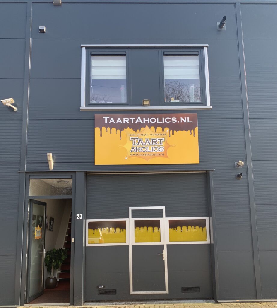 De voorgevel van de workshopruimte aan de Da Vincilaan 23 in Ede, met het Taartaholics-bord boven de deur
